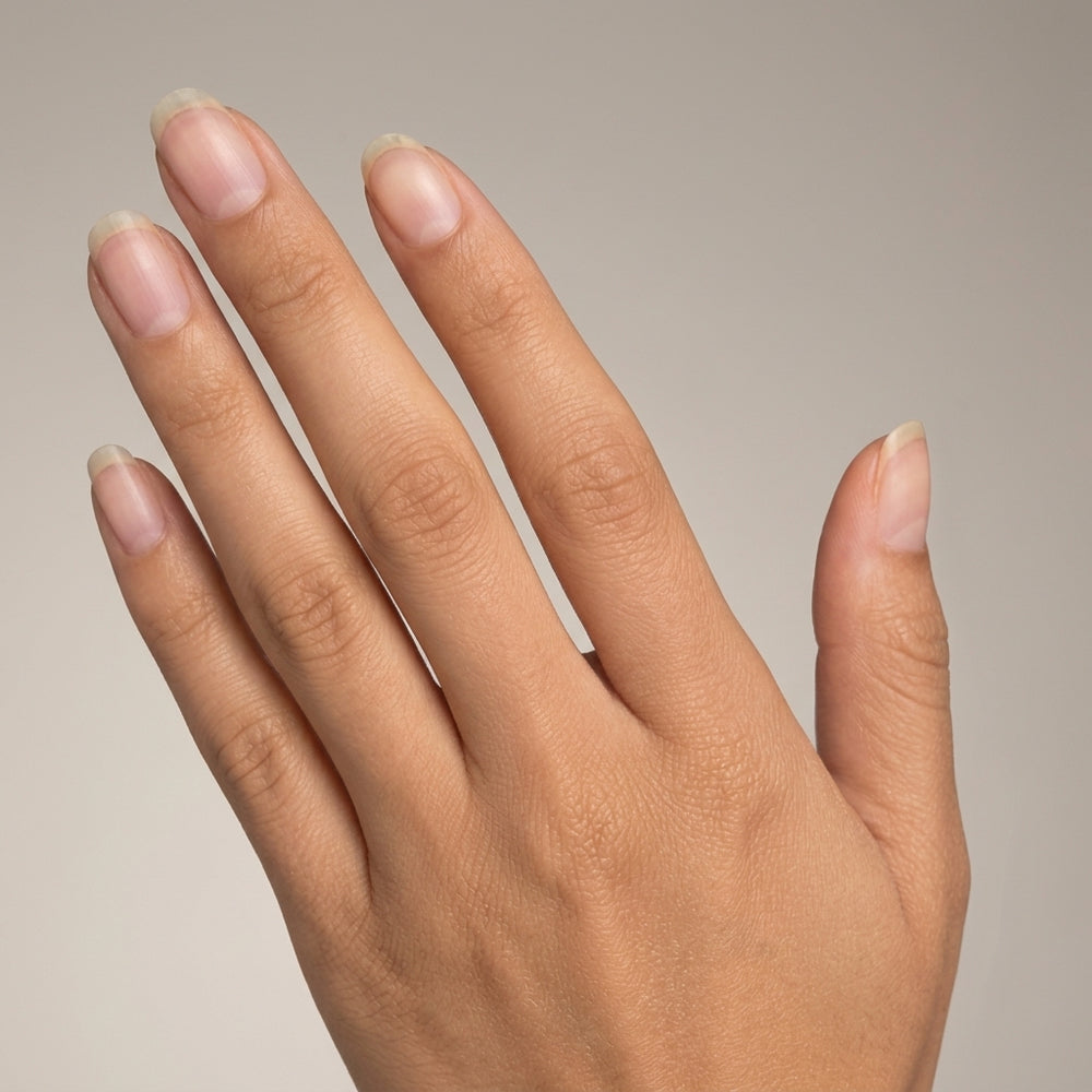 NailPen - mano con unghie naturali, sfondo neutro